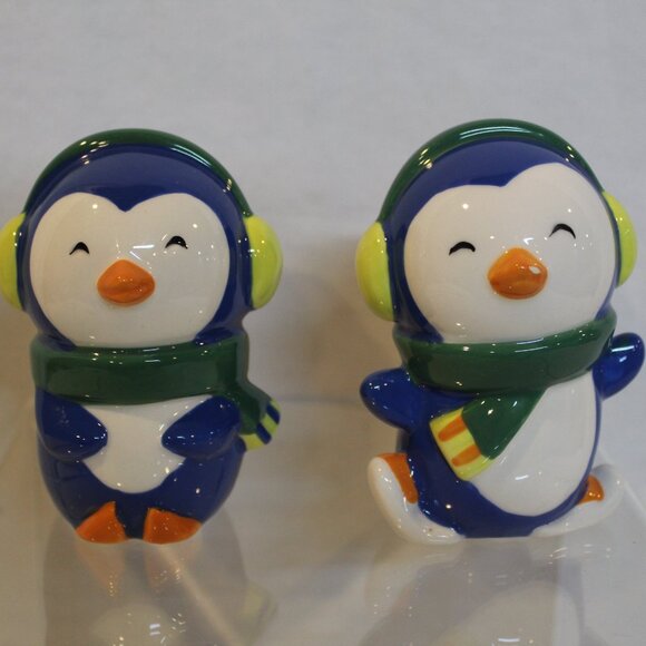 Miniature Ceramic Christmas Penguin Salt & Pepper Shakers - Picture 5 of 5